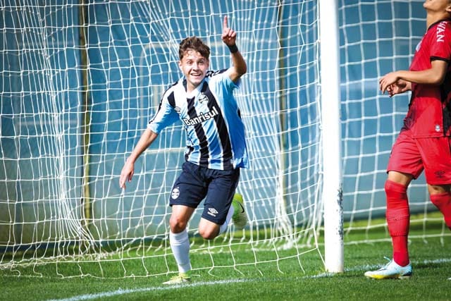 Joia de R$ 280 milh&otilde;es marca gol espetacular e ENLOUQUECE torcida do Gr&ecirc;mio