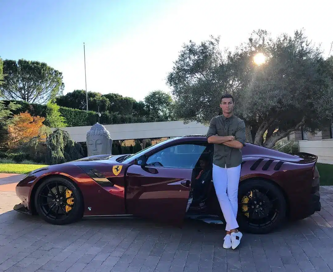 Frota SURREAL de carros milion&aacute;rios do Cristiano Ronaldo chega a quase R$ 100 milh&otilde;es