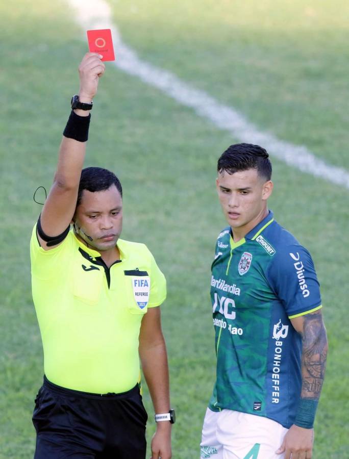 Jogador d&aacute; entrada CRIMINOSA em 2 jogadores ao mesmo tempo