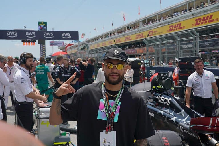 Com um sorriso no rosto: Neymar abre m&atilde;o de milh&otilde;es para manter relacionamento