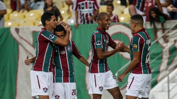 Fluminense brilha em rodada da Premier League com dupla xod&oacute; da torcida