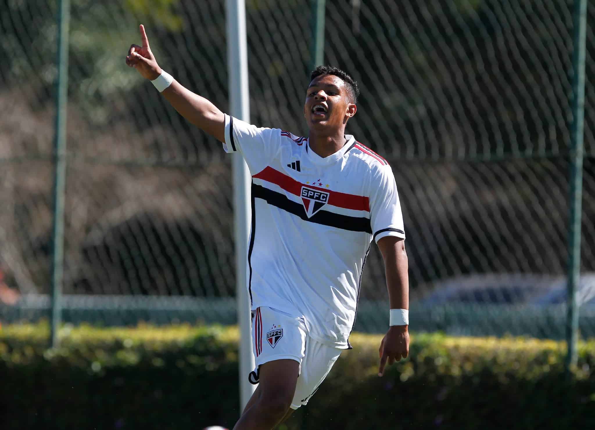 Artilheiro da base do S&atilde;o Paulo impressiona com os n&uacute;meros e vira maior promessa dos &uacute;ltimos anos