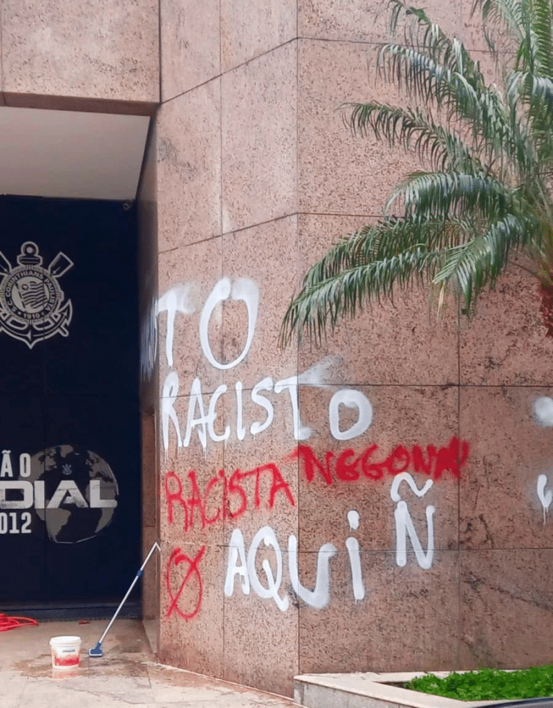 URGENTE! Sede do Corinthians &eacute; ATACADA no meio da madrugada e cenas de VANDALISMO vazam na web