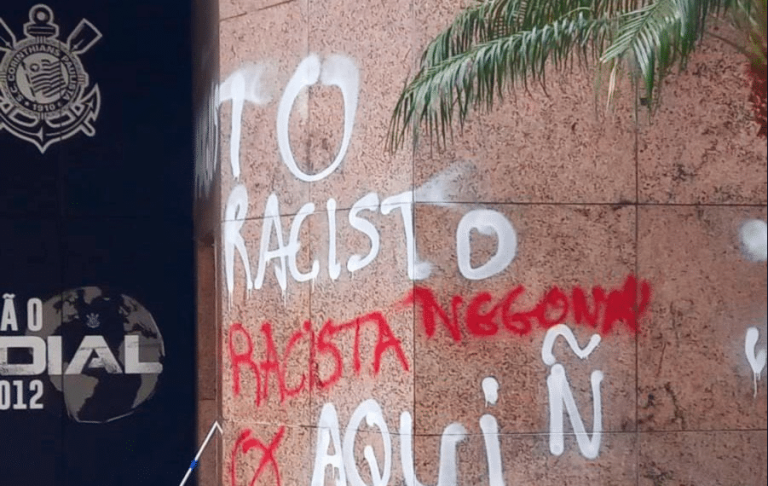 URGENTE! Sede do Corinthians &eacute; ATACADA no meio da madrugada e cenas de VANDALISMO vazam na web