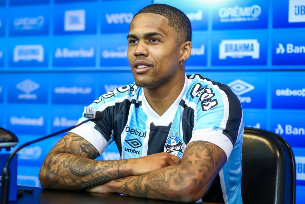 Fez isso ao vivo, ficou chato: empres&aacute;rio de Douglas Costa COBRA d&iacute;vida milion&aacute;ria do Gr&ecirc;mio