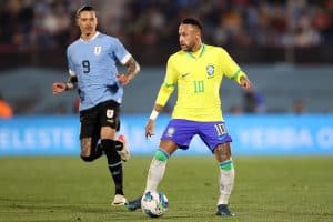 (V&iacute;deo) Neymar sofre LES&Atilde;O em Brasil x Uruguai e &eacute; retirado de campo AOS PRANTOS na maca