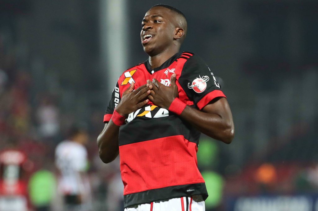 Mais caro que Vini Jr.: Flamengo &lsquo;prepara caneta&rsquo; para VENDER atacante de R$ 265 milh&otilde;es para EUROPA