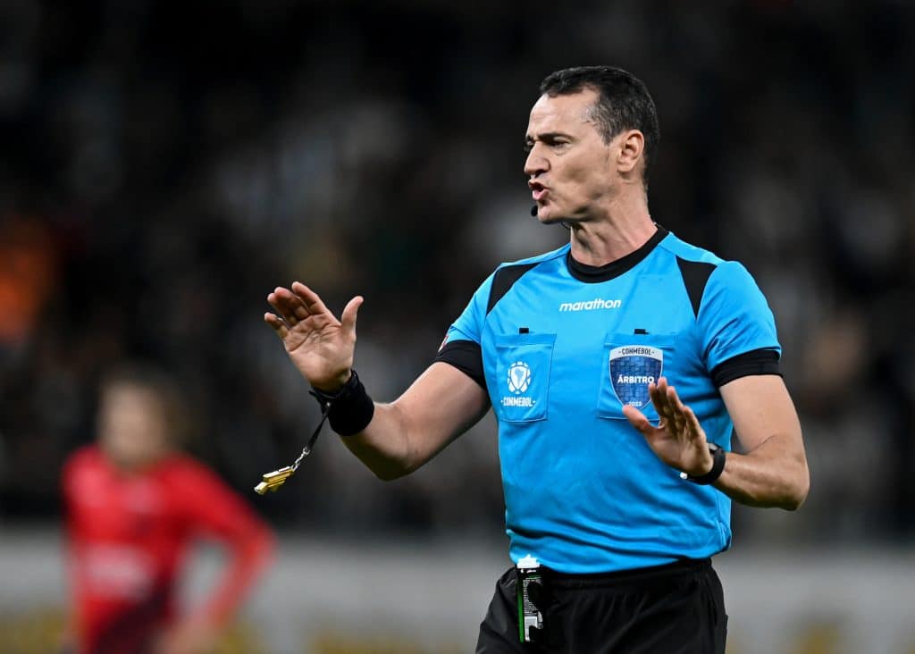 &Aacute;rbitro da final da Libertadores acumula POL&Ecirc;MICAS contra Fluminense e tem hist&oacute;rico INUSITADO com brasileiros