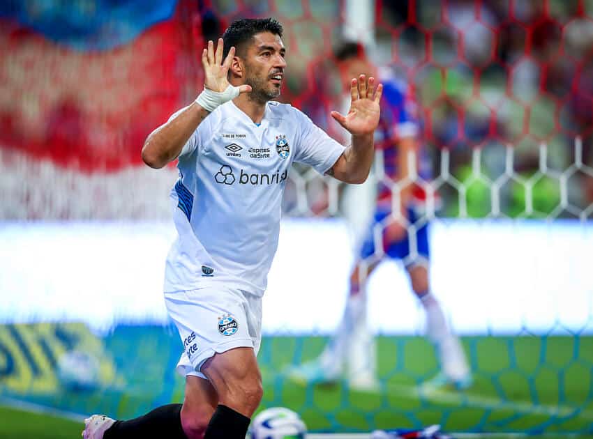 SURREAL! Su&aacute;rez deixa Hulk para tr&aacute;s e atinge marca IMPRESSIONANTE