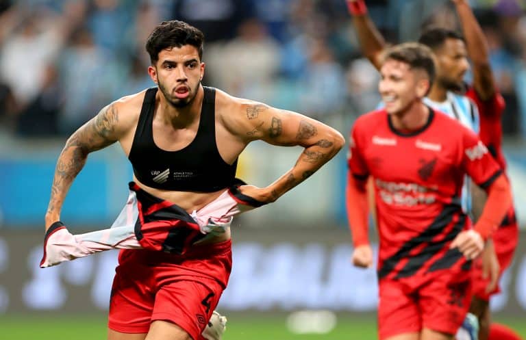 Fez tudo isso na casa DELES: Kaique Rocha HUMILHA Gr&ecirc;mio e faz comemora&ccedil;&atilde;o em HOMENAGEM ao Internacional