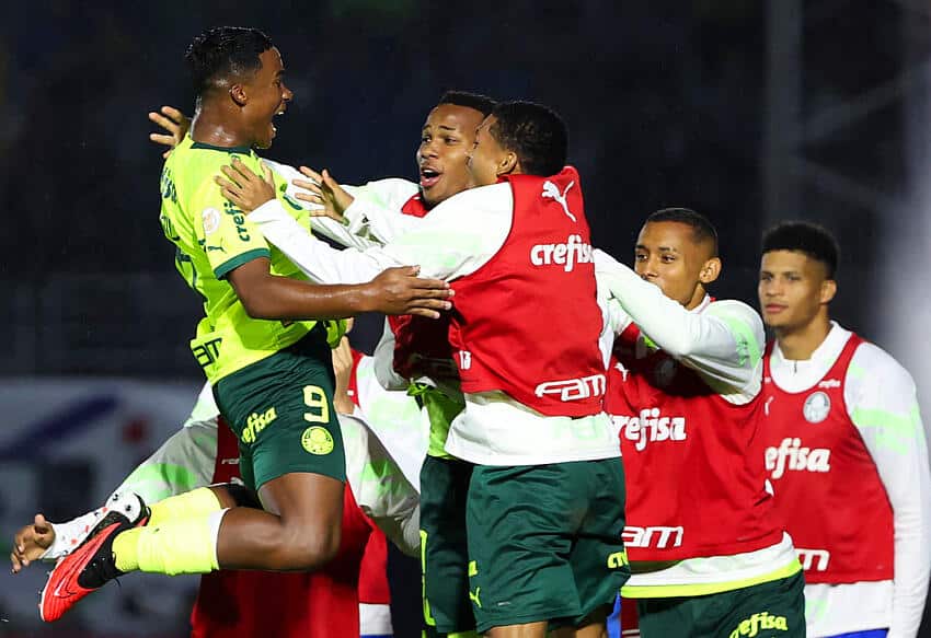 BARCELONA, PODE ESPERAR! Endrick deixa concorr&ecirc;ncia 'no chinelo' e leva palmeirenses&nbsp;ao&nbsp;DEL&Iacute;RIO