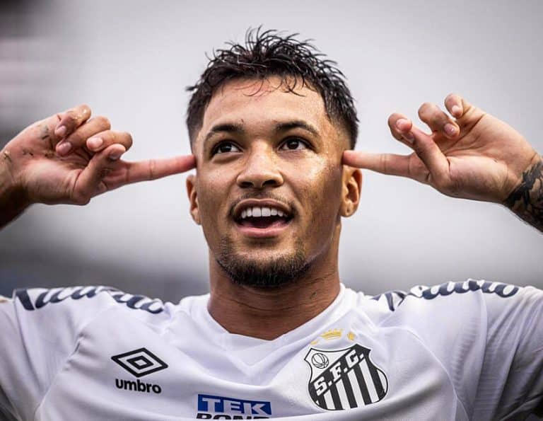 EST&Atilde;O DE OLHO! Imprensa europeia se rende a talento de jogador do Santos e REVELA novo destino