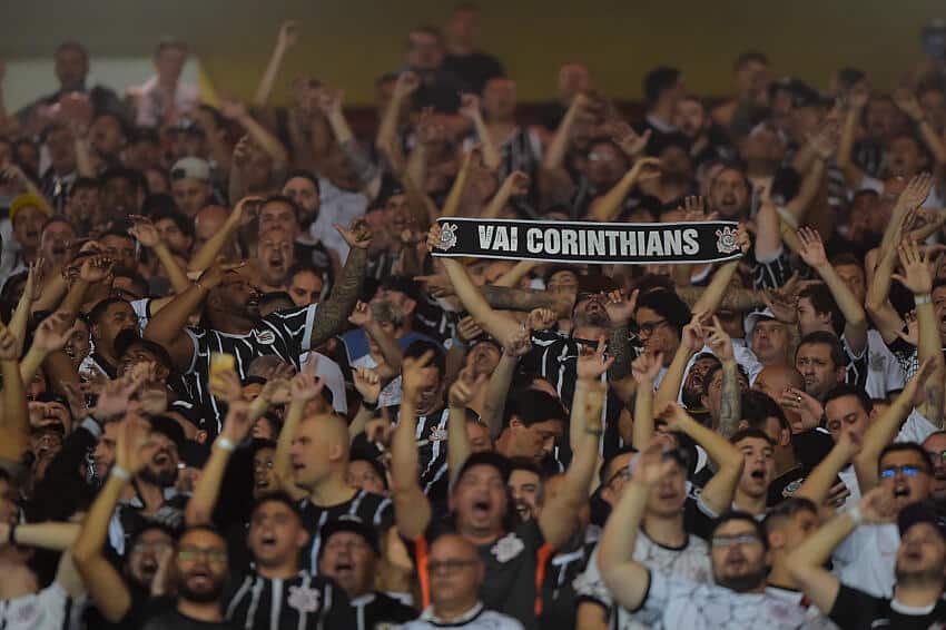 CENAS LAMENT&Aacute;VEIS! Clima esquenta no Corinthians e pol&iacute;cia &eacute; chamada para conter briga