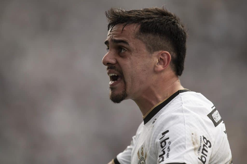 &Eacute; muita cara de pau: Fagner IGNORA torcida do Corinthians em pol&ecirc;mica e REVELA planos para futuro