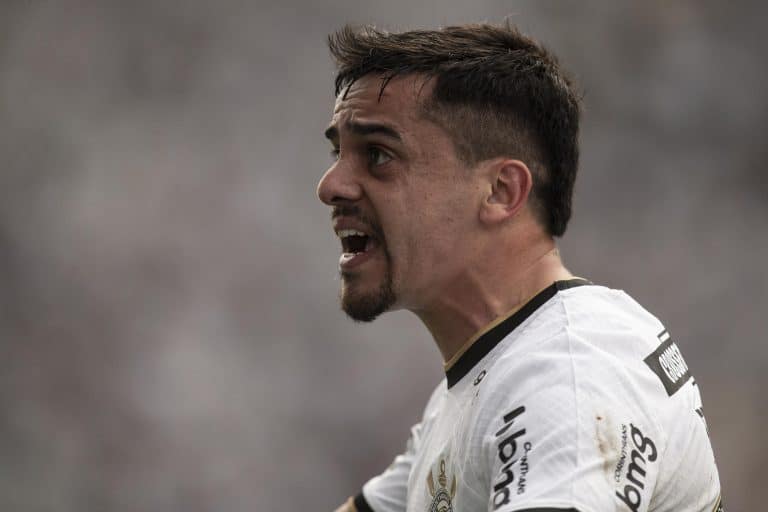 &Eacute; muita cara de pau: Fagner IGNORA torcida do Corinthians em pol&ecirc;mica e REVELA planos para futuro