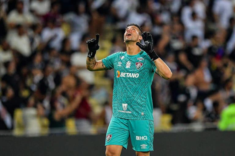 Goleiro do Fluminense perto de entrar PARA A HIST&Oacute;RIA da Libertadores: o que ele pode fazer vai te deixar sem palavras