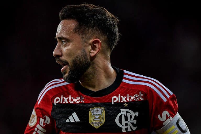 MAESTRO DO MATA-MATA: Everton Ribeiro no centro de um enigma de RENOVA&Ccedil;&Atilde;O no Flamengo