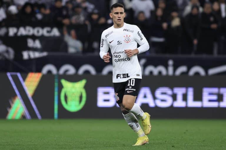 Ele est&aacute; MUITO abaixo: Mano Menezes toma decis&atilde;o IMPACTANTE sobre Mat&iacute;as Rojas no Corinthians