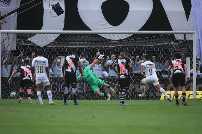 AGORA! P&ecirc;nalti marcado para o Santos REVOLTA torcedores na INTERNET