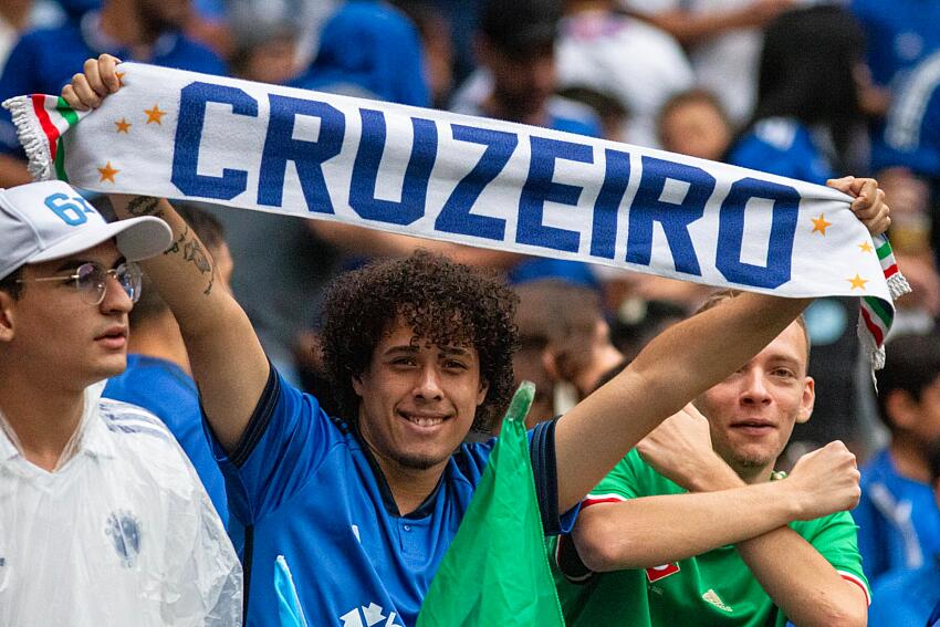 Vale tudo pela vit&oacute;ria! Torcida do Cruzeiro toma atitude SURPREENDENTE e imagem viraliza na Internet