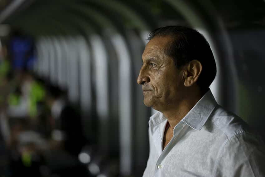 ASSUSTADOR! &Ocirc;nibus do Vasco pega fogo e cenas s&atilde;o CHOCANTES