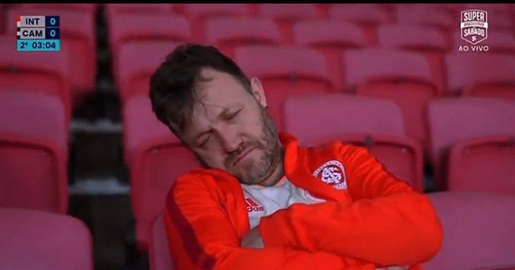 Se n&atilde;o filmassem, ningu&eacute;m acreditaria: torcedor do Internacional &eacute; FLAGRADO fazendo o IMPOSS&Iacute;VEL no Beira-Rio