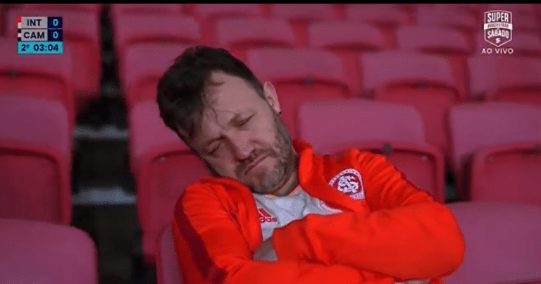 Se n&atilde;o filmassem, ningu&eacute;m acreditaria: torcedor do Internacional &eacute; FLAGRADO fazendo o IMPOSS&Iacute;VEL no Beira-Rio