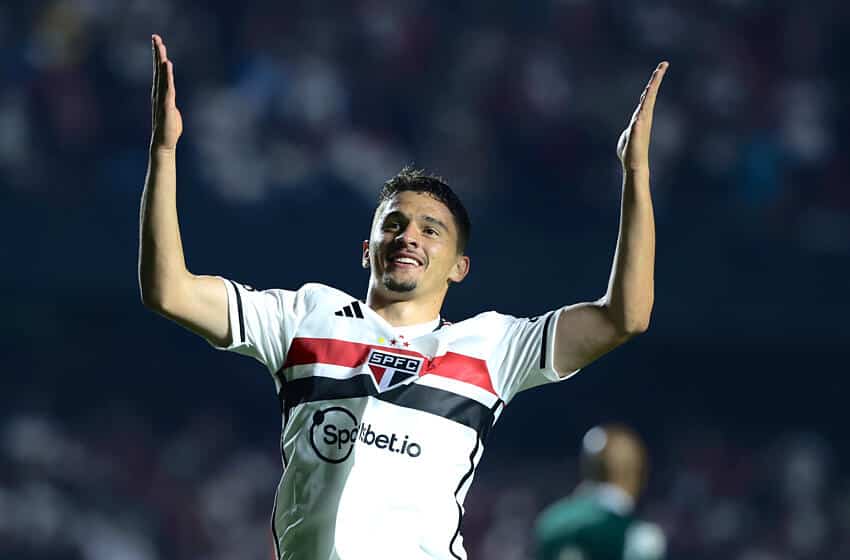 ABSOLUTO! Meia do S&atilde;o Paulo L&Iacute;DERA N&Uacute;MEROS e mostra import&acirc;ncia no time de Dorival