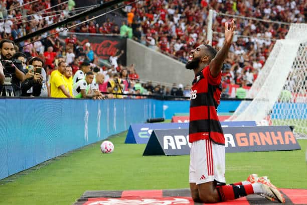 Com direito a BEIJO, Flamengo venceu o Vasco no Maracanã; veja o gol rubro-negro